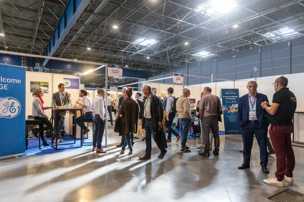 Présentation - Foule allée stand - Salon Business Hydro